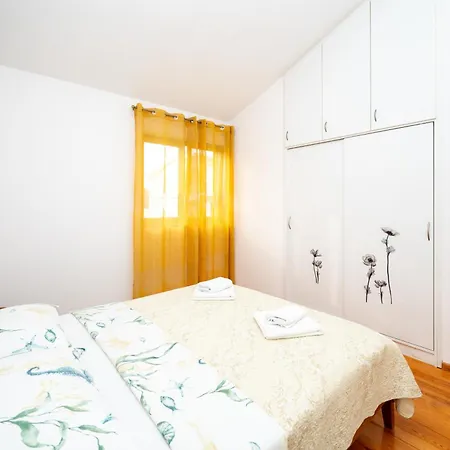 With A Parking Space - 24105 شقة *